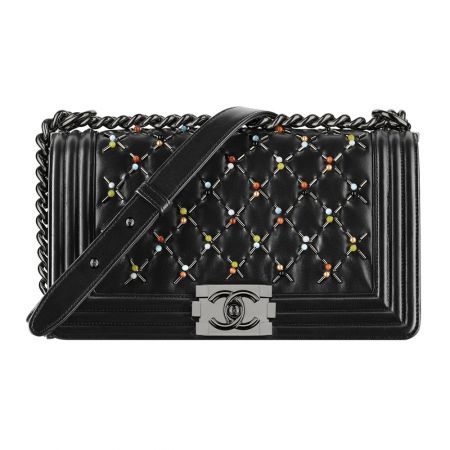 黑色皮革鑲嵌珠飾 BOY CHANEL包款 售價NT$381,900
