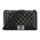 黑色皮革鑲嵌珠飾 BOY CHANEL包款 售價NT$381,900