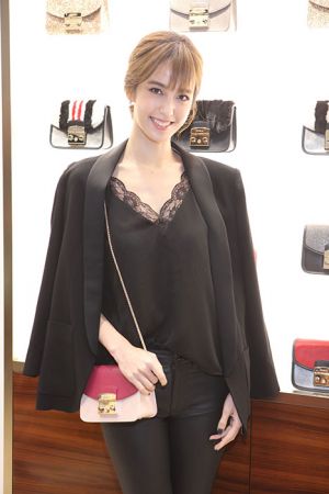 陳庭妮現場體驗Myplayfurla粉紅色包身 $13,500, 桃紅色蓋片 $3,800