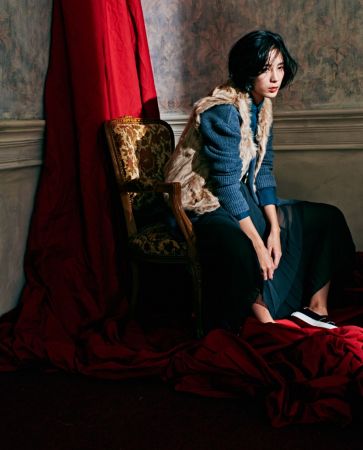 綠色絲質長袖襯衫、黑色百褶裙、灰色長版針織外套、絨毛背心、異材質拼接休閒鞋,all by ICB。