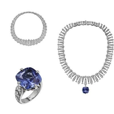 Cartier Incantation 藍寶石項鍊/戒指鉑金,主石為一顆22.84克拉的錫蘭枕形切割藍寶石, 1.06克拉的階梯形切割五角形G VVS2級鑽石,梯形切割鑽石,公主式切割鑽石及圓形明亮式切割鑽石。項鍊弧度可翻轉,而藍寶石可作戒指佩戴。 Cartier Incantation 藍寶石戒指鉑金,一顆重22.84克拉的枕形錫蘭藍寶石,圓形明亮式切割鑽石。藍寶石可佩戴於項鍊上。