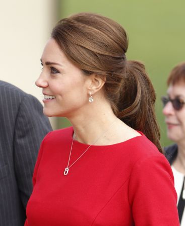 頭頂拉高蓬鬆的馬尾Kate Middleton
