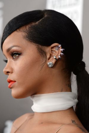 神秘感的黑馬尾Rihanna