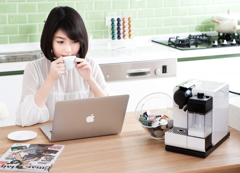 現在的她又在NESPRESSO的 Lattissima Touch找到那個幸福的滋味,她笑說:「只要一根手指就能調製出來,真是太棒了。」美感來自「協調」的她,十分講究如何讓咖啡及牛奶完美結合造就的協調感,她說:「Lattissima Touch能依照我的喜好,調製出專屬我的牛奶咖啡,實在太好了。」