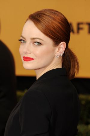 貼頭低馬尾Emma Stone