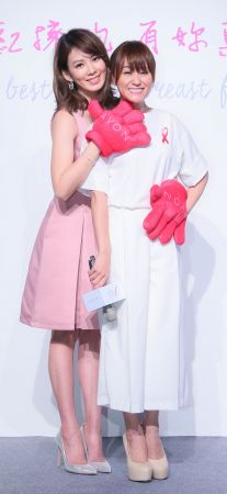 Melody和好友海芬於記者會現場進行雅芳 「Breast Hug粉紅擁抱!」的親密專屬動作, 傳遞女性「互相檢查乳房」、「互相提醒檢測」的新觀念,成為最新乳癌防治潮流!