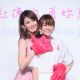 Melody和好友海芬於記者會現場進行雅芳 「Breast Hug粉紅擁抱!」的親密專屬動作, 傳遞女性「互相檢查乳房」、「互相提醒檢測」的新觀念,成為最新乳癌防治潮流!