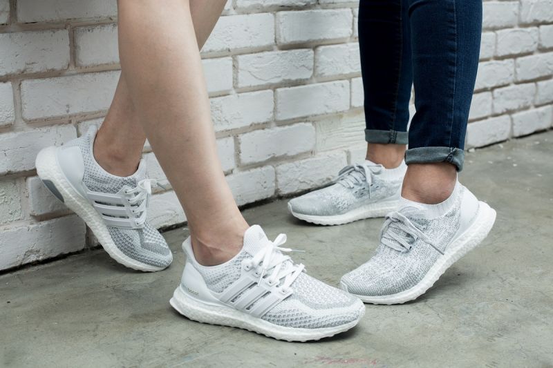 ULTRA家族全白反光版鞋款,美爆姿態讓妳贏得完勝氣場!(由左至右)UltraBoost Uncaged, NT6,500/UltraBOOST ,NT$5,990