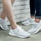 ULTRA家族全白反光版鞋款,美爆姿態讓妳贏得完勝氣場!(由左至右)UltraBoost Uncaged, NT6,500/UltraBOOST ,NT$5,990