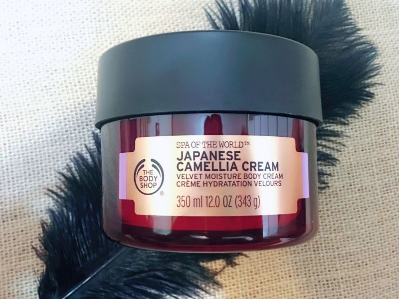 我一直很喜歡 The Body Shop世界Spa系列產品,尤其是這款日本Spa山茶花鎖水美膚霜,它擁有我相當苛求的滋潤度,因為成份選用的是日本山茶花籽油、芒果籽油、乳油木果油等,可說是相當高級的一款身體乳霜。濃郁霜慕絲質地,塗抹在身上幻化成水狀乳霜,形成一層薄薄的潤澤感,最期待每天塗抹後,連雙手都變得柔軟細緻,令人滿足,而且毫無黏膩感,大推薦。推薦者:Marie Claire美容健康總監 忻潔
