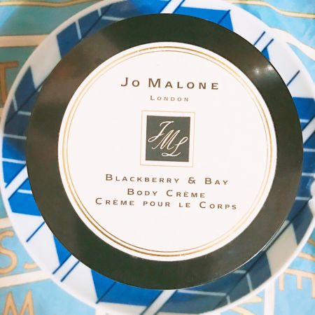 說到乳液,最重要的就是滋潤度和香氣,這款Jo Malone黑莓與月桂葉的潤膚乳霜就是結合兩者的完美商品!質地細膩,清爽好抹勻,滋潤度高。香味更是宜人,不會過於女性化的黑莓和月桂葉帶點迷人的神祕氣息,如果搭配香水使用,效果加倍~推薦者:Marie Claire採訪主編 Nicole
