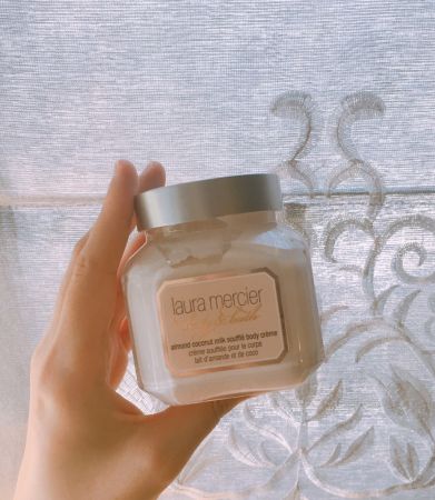 Laura Mercier 不只有厲害底妝,身體香氛乳液也讓人一試成主顧!質地看起來有點濃厚,推開之後卻意外不黏膩,有點像奶油融化,咻的一聲很快地被皮膚吸收。香味更是這罐身體乳液的亮點,編選擇的是椰香杏仁,很甜膩很少女,一段時間之後會轉成偏木質的溫暖香調,擦完乳液有種被療癒了的高級感,非常適合秋冬季節。推薦者:Marie Claire資深珠寶鐘錶編輯 Kate