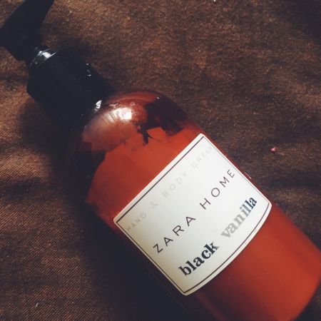 Zara Home 黑色香草身體乳ZARA HOME的這款身體乳非常好聞,當時一聞到就頭也不回地網櫃檯結帳去了,氣味溫暖持久,滋潤效果不錯,是款男女通用的乳液~推薦者:Marie Claire 採訪編輯 郝慧川