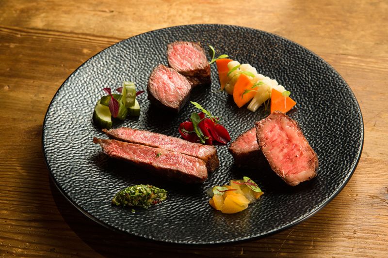 TK SEAFOOD & STEAK「和牛三式」包含美國蛇河農場「金牌極黑牛」、日式 A5 Pete Cabassi 紐約客牛排及澳式 M9+ Blackmore 肋眼牛排,每份8oz,售價$4,200+10%
