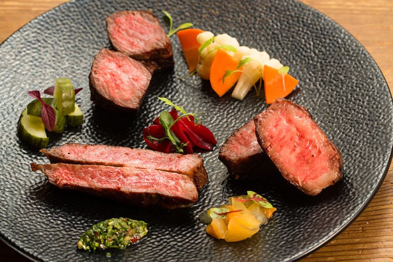 TK SEAFOOD & STEAK「和牛三式」包含美國蛇河農場「金牌極黑牛」、日式 A5 Pete Cabassi 紐約客牛排及澳式 M9+ Blackmore 肋眼牛排,每份8oz,售價$4,200+10%