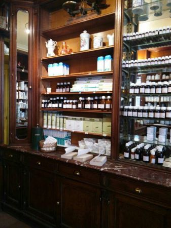 各種功能的藥草茶、天然草本的牙膏、洗髮精、跌打損傷的藥膏應有盡有
