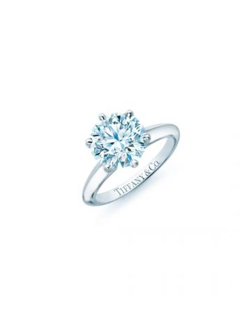The Tiffany® Setting 經典六爪鑲嵌鑽戒 參考價格 鑽石主石1.02克拉 顏色E 淨度VVS1 NT$955,000