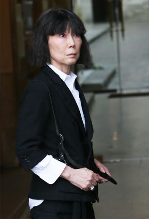 川久保玲極少公開露面,即使神秘如他,卻總是勇於表達腦中的想法,她曾說:“I make clothes for a woman who is not swayed by what her husband thinks.”(我只為不被丈夫左右想法的女人設計衣服)。