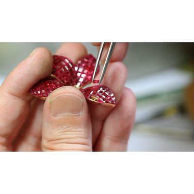 Mystery Setting 隱密式鑲嵌法,Van Cleef & Arpels