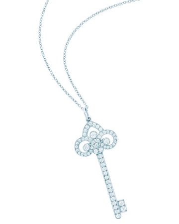 Tiffany Keys 鉑金鑲鑽鳶尾花鑰匙鍊墜 (小S配戴款) NT$160,000 (鍊墜價格,不含項鍊)