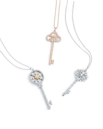 (左至右)Tiffany Keys 黃鑽與白鑽圓形萬花筒鑰匙鍊墜 價格店洽 Tiffany Keys 18K玫瑰金鑲鑽鳶尾花鑰匙鍊墜 NT$ 287,000Tiffany Keys Victoria 鉑金鑽石鑰匙鍊墜 NT$ 401,000