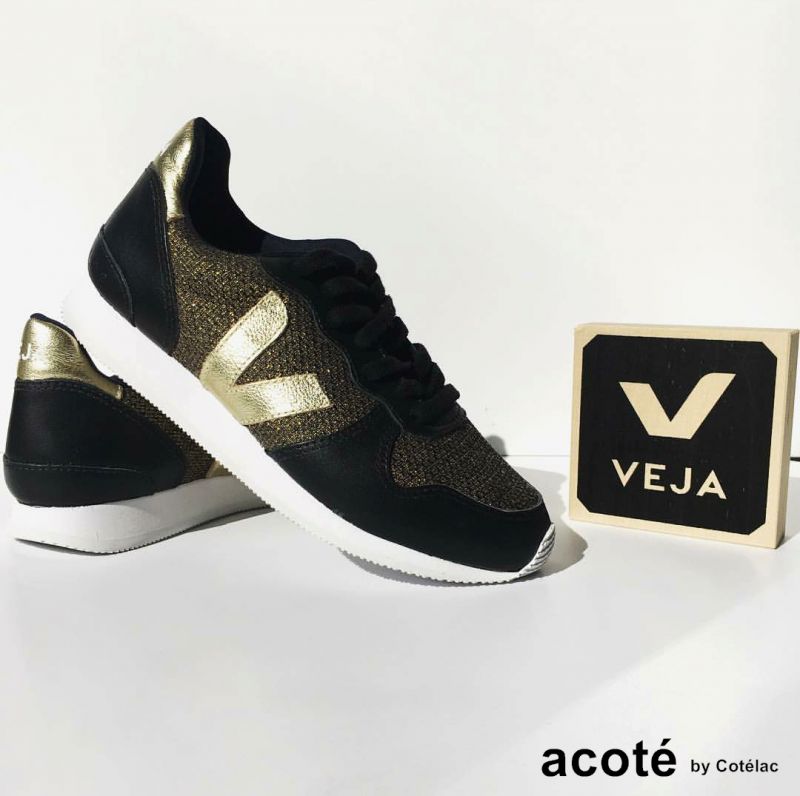 acoté x Véja材質細節:鞋面金色網布70%回收棉布、30%回收塑膠瓶暗銅色皮質拼接設計、暗銅色皮質側邊V logo亞馬遜橡膠鞋底巴西阿雷格里港製作Véja使用的合成布料: 防水、透氣