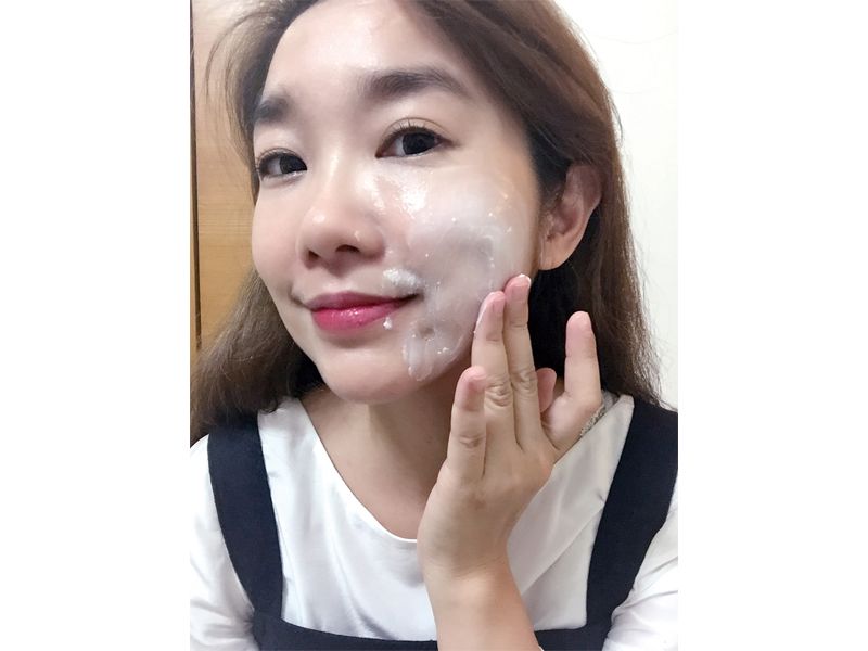 剛開始推開時,會有一顆顆地淨膚按摩粒子,可幫助帶出卡在毛孔深處的殘妝髒汙。