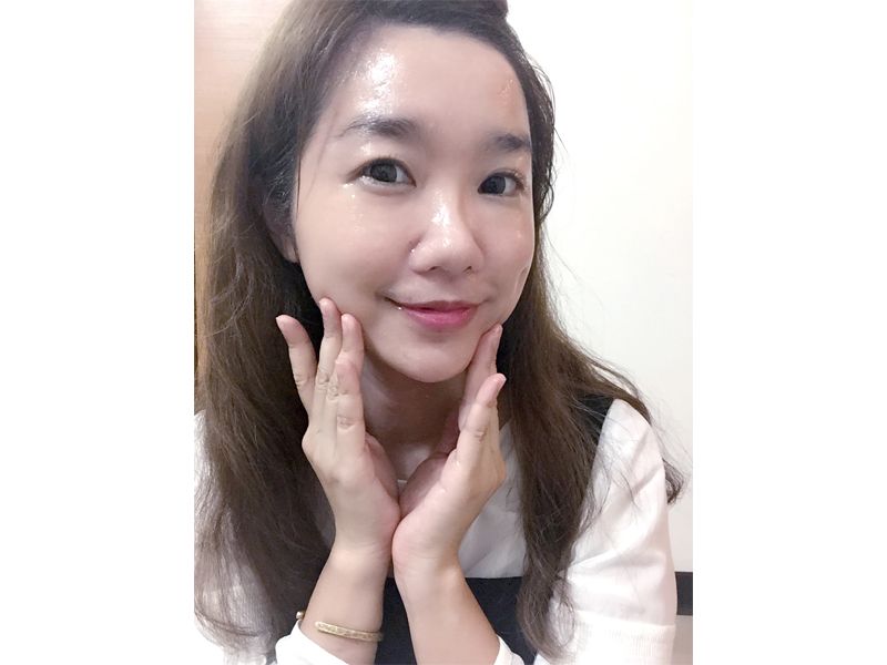 按摩後稍停留一會兒,讓按摩微粒徹底不見了,此時肌膚整個均勻地油亮亮的。