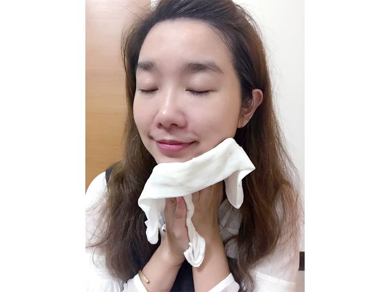 可用水洗淨,或以溫熱毛巾邊敷臉舒壓、邊反覆輕拭數回乾淨。