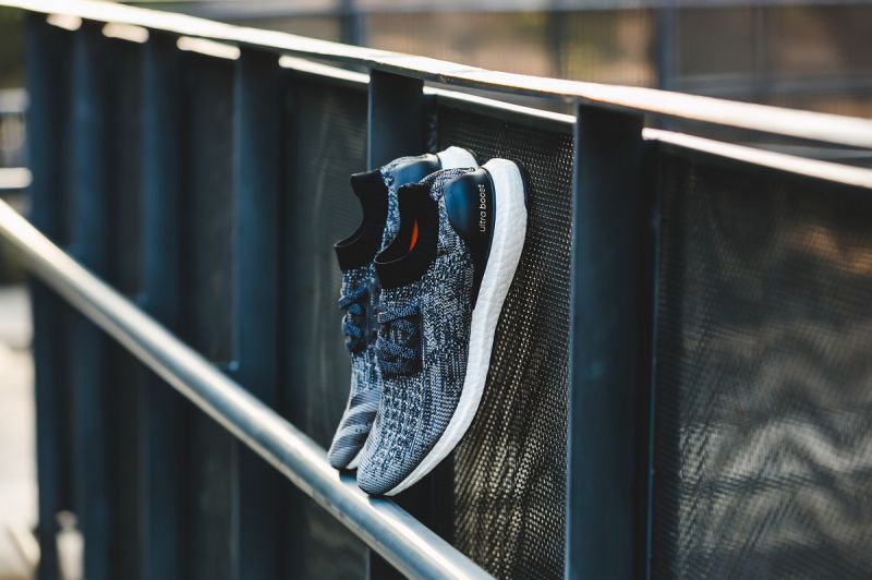 UltraBOOST Uncaged (BB3904黑)NT6,200