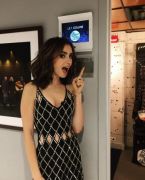 莉莉柯林斯(Lily Collins):「我建議那些等待著白馬王子的女孩們對所有事情都保持開放的心,不要害怕去體驗新的事物。不要害怕花上比你想像中更久的時間去等這個人,如果你對認識新朋友或是任何冒險都抱持著一顆開放的心,那麼真愛遲早會降臨。」