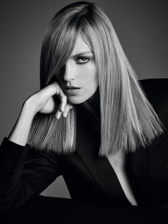巴黎卡詩超模Anja Rubik造型 極簡時尚