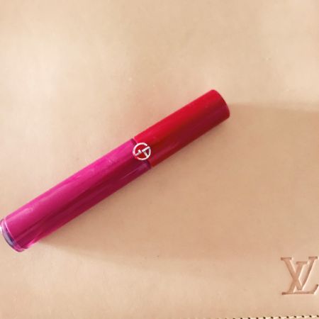 話說最近網路超紅的Giorgio Armani 奢華絲絨訂製唇萃是真的很厲害!顛覆唇膏、唇蜜、唇釉,是他們首創的絲絨質地唇彩!這是一個超級萬用的唇彩,只要認真塗就有超顯色的霧面效果,一秒就可以去夜店成為鎂光燈焦點。如果平時在辦公室只想要低調好氣色,那麼只要使用一點點以手抹開,就能有超自然效果喔。因為編是黑肉底,所以粉紅色和紅色跟我都無緣,愛用的顏色是桃紅色,色號502。推薦者:Marie Claire採訪主編 Nicole