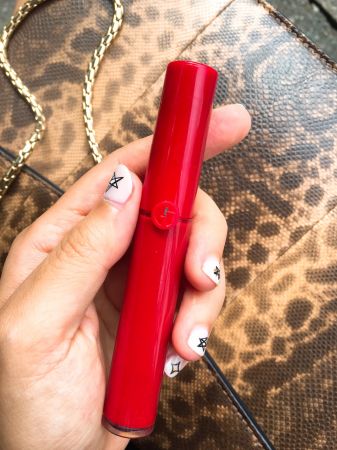 選對了唇色,氣色真的好一半!秋冬必備的紅唇命定色,編大推Giorgio Armani 唇粹的大熱門色號#400,看起來有點偏暗(?),可是卻與黃皮的我意外合拍!底妝不用濃,膚色就有白一階的提亮感。喜歡它的程度看看瓶蓋落漆程度就知道啦~推薦者:Marie Claire資深珠寶鐘錶編輯 Kate