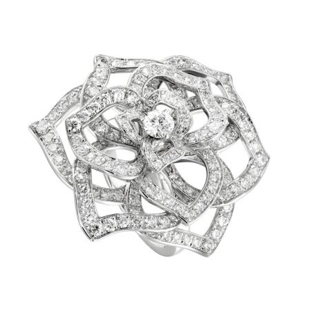 入圍者—最佳女主角,范冰冰的珠寶行頭Piaget Rose18K白金指環鑲嵌179顆圓形美鑽(約重2.94克拉)單顆中央圓形美鑽(約重0.27克拉)台幣參考售價905,000元