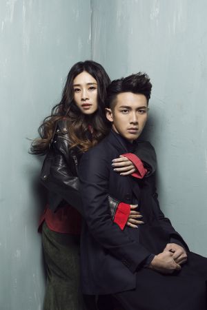 吳可熙 紅襯衫、皮革外套、燈芯絨立裁裙,all by Balenciaga。柯震東 高領毛衣、毛呢圍裙、西裝褲、西裝外套,all by Balenciaga。