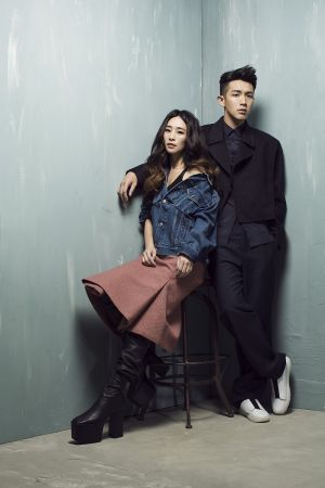 吳可熙 丹寧解構外套、立裁格紋毛呢及膝裙、長皮革靴,all by Balenciaga。柯震東 黑襯衫、西裝褲、短版毛呢西裝外套,all by Balenciaga。