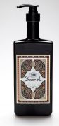 奇幻樂園沐浴油 Shower Oil 330ml /NT$980 650ml /NT$1,650將珣彩瑰麗酒瓶融入瓶身設計,以天然精油揉合黃金橄欖油、酪梨油、荷荷芭油等,溫和清潔肌膚,洗後留下迷人的花香氣,享受宛如置身天堂般的歡愉沐浴時光。