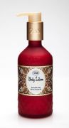 奇幻樂園身體乳液Body Lotion 200ml /NT$1,280以橄欖油、酪梨油及小麥胚芽油等天然植物油脂為基底,搭配限量聖誕香氛,打造極致柔嫩肌膚觸感。清透明亮的寶石紅色瓶身,彷彿乘裝著香甜白酒,帶有濃烈而新鮮的柑橘類水果芳香,引入了無可複制的奇幻魅力。