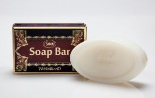 奇幻樂園 香氛皂Soap Palm Oil 75g /NT$380 天然植物精油皂基,透過綿密細緻泡沫,溫和潔淨肌膚,並能有效保濕肌膚,洗後肌膚不乾澀。