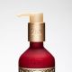 奇幻樂園身體乳液Body Lotion 200ml /NT$1,280以橄欖油、酪梨油及小麥胚芽油等天然植物油脂為基底,搭配限量聖誕香氛,打造極致柔嫩肌膚觸感。清透明亮的寶石紅色瓶身,彷彿乘裝著香甜白酒,帶有濃烈而新鮮的柑橘類水果芳香,引入了無可複制的奇幻魅力。