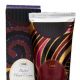 奇幻樂園 極潤護手霜 Butter Hand Cream 75ml /NT$880豐潤乳霜質地,富含乳油木果油,揉合今年聖誕限量香氛柑橘、麝香與紫羅蘭等天然植物精油,有效保護、滋潤並修護手部肌膚,並透過鮮豔節慶氛圍包裝,同時享受視覺與觸覺的驚喜。