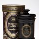 奇幻樂園陶瓷蠟燭Candle Ceramic 330g /NT$1,680使用墨黑色設計華麗蠟燭陶瓷杯,點綴耀眼金銅色復古花紋,承裝著限量香氣,洋溢著神秘魔幻,奢華馥郁的蠟燭容器,傳達全新的嗅覺藝術呈現。(可持續燃燒12小時)