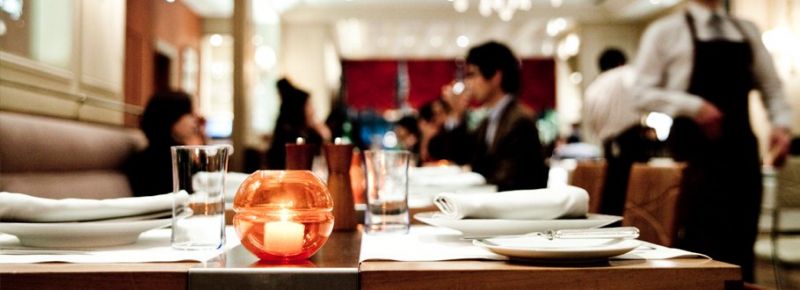 ▲在大阪的 Benoit 餐廳,艾倫杜卡斯與團隊投入當地特有的烹飪方式。