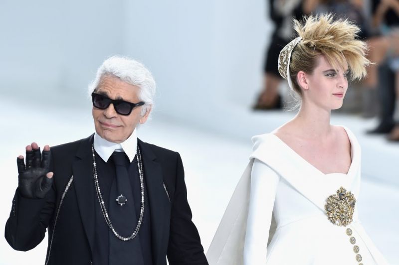 ▲香奈兒總監 Karl Lagerfield(左)是時尚界舉足輕重的人物。