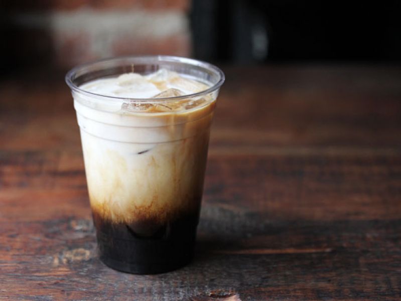 1. 以楓糖取代白糖、糖漿靈感來自紐約布魯克林 Sweetleaf Coffee’s 咖啡店。夏秋之間由熱轉涼,不是短褲搭薄長袖,就是裙子配靴子的尷尬天氣,Sweetleaf 咖啡的 Rocket Fuel 以帶有菊苣根香氣的冰滴咖啡為基底,淋上些許楓糖和牛奶,雖然天氣正涼,但帶點冰塊還是很適合秋意濃濃的時節。