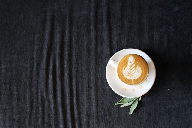 3. 誘人蘋果香去年 Toby’s Estate Coffee 推出新品「蘋果貝蒂」,喝起來好似咖啡界的蘋果派。這間位在紐約的咖啡店,香濃卡布奇諾淋上自製蘋果香料糖漿。而這招牌蘋果風格糖漿要怎麼做呢?根據咖啡網站 Sprudge,蘋果、蘋果汁、蘋果醋、整粒黑胡椒、肉桂、荳蔻、薑、肉荳蔻、百里香、迷迭香、糖和水用小火燉煮後將食材瀝乾撈出。