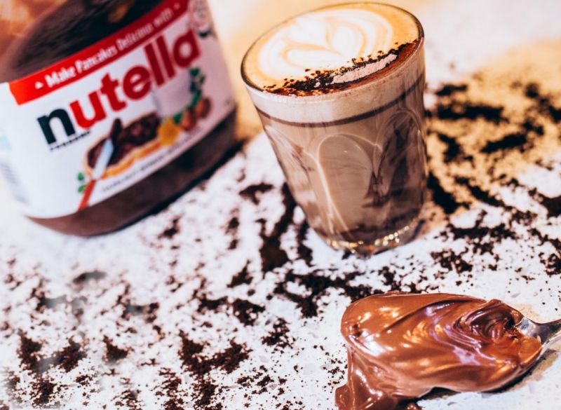 2. 邪惡的 Nutella 榛果巧克力醬喜歡結合巧克力與咖啡香的摩卡嗎?這款作品會讓你恨不得把杯裡每滴都舔個精光!華盛頓特區的羅盤咖啡推出「Nutella 摩卡」,比起原先使用可可粉或是巧克力糖漿,咖啡店主人 Michael Haft 和 Harrison Suarez 發明自己的 Nutella 巧克力醬版本。首先,將 Nutella 巧克力醬加熱,他們特別喜歡使用加拿大販售的 Nutella ,因其使用真正的糖而非一般的高果糖玉米糖漿,再添加鮮奶油和全脂牛奶讓醬汁變薄,最後,撒上少許可可粉和香草精。羅盤咖啡的獨家食譜中,採用兩個 shot 的濃縮義式咖啡搭配 45 公克榛果巧克力醬,倒些熱牛奶做完美的結尾。在義大利有款名為 marochino 的咖啡與 Nutella 摩卡十分相似,據說源自 Torino 這個地方。做法有許多不同版本,有人將杯底灑滿可可粉,倒入熱牛奶、espresso 後再上一整層可可粉;也有杯底是熱巧克力,在 Nutella的誕生地 Alba,當地的 marochino 便是使用在地出產的榛果巧克力醬製成。