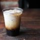 1. 以楓糖取代白糖、糖漿靈感來自紐約布魯克林 Sweetleaf Coffee’s 咖啡店。夏秋之間由熱轉涼,不是短褲搭薄長袖,就是裙子配靴子的尷尬天氣,Sweetleaf 咖啡的 Rocket Fuel 以帶有菊苣根香氣的冰滴咖啡為基底,淋上些許楓糖和牛奶,雖然天氣正涼,但帶點冰塊還是很適合秋意濃濃的時節。