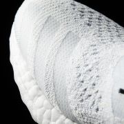 鞋面採用PRIMEKNIT,均由馬爾地夫附近的海洋內撈出的95%的海洋塑膠廢料和5%可回收聚酯纖維製作而成。